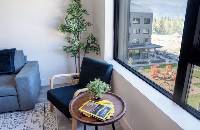 Modern 2 Bedroom Condo with Workspace