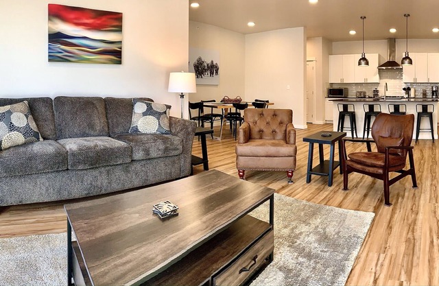 Views! Modern 2 Bedroom Condo Overlooking Paradise Valley and Absaroka Mountains