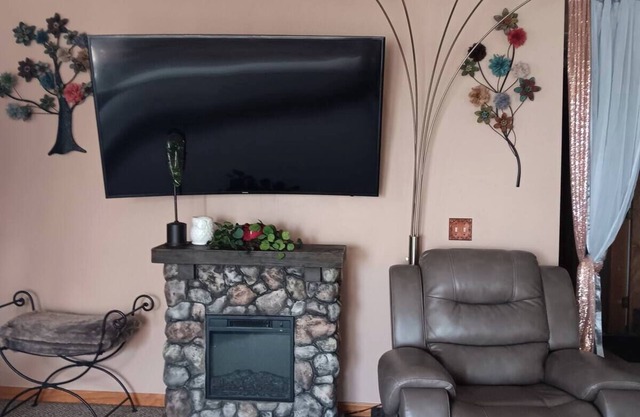 Modern 2-Bedroom Condo in Warren