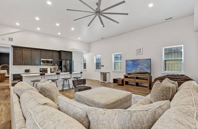 Modern 2 bedroom home with free parking