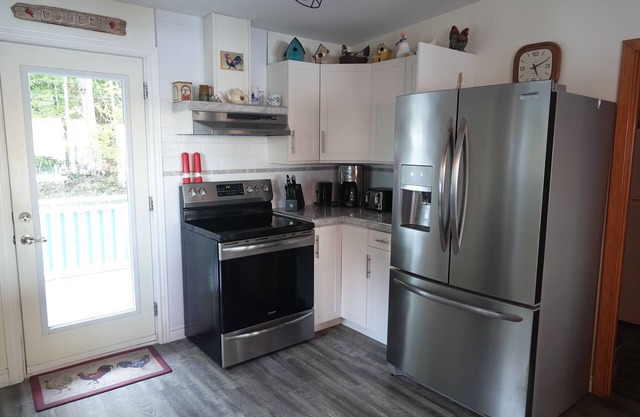 Modern 2-bedroom lakefront cottage