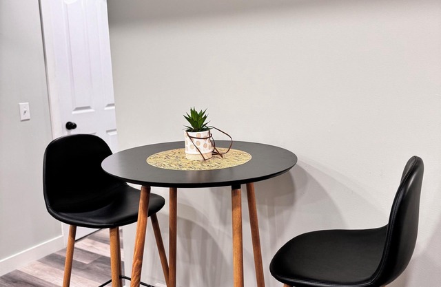 Modern 2-bedroom suite - Cozy vibes & Great Location.