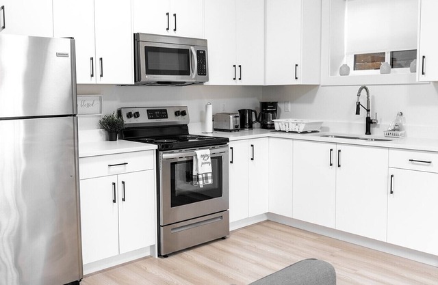 Modern 2 bedroom suite in beautiful neighbourhood
