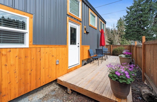 Modern 2-bedroom tiny home– Near Mt. Rainier–with lake access