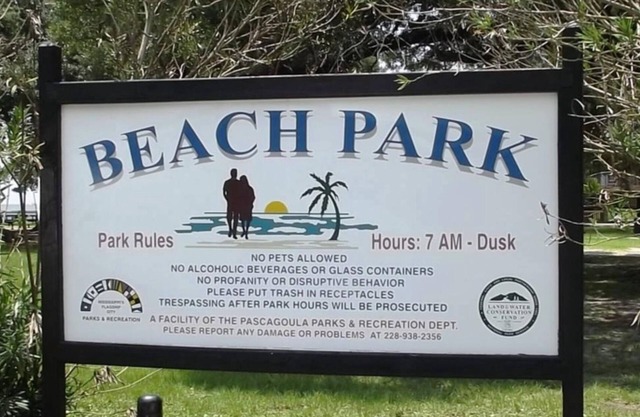 Modern 2-bedroom townhome in lovely Pascagoula with AC, WiFi, and workspace.