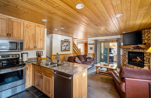 Modern 2 floor condo with all the amenities, close to Canyons Village, Sleeps 6