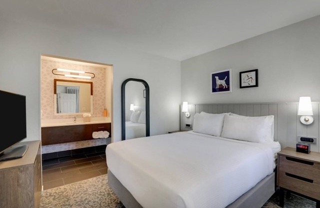 Modern 2 Queen Unit with Kitchen, Fitness Center, Near 49ers Museum!