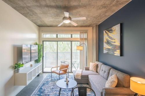 Modern 2BD - CDT - Gym, Pool, Parking - Sleep 8