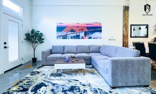 Modern 2BD Loft in Downtown with Patio