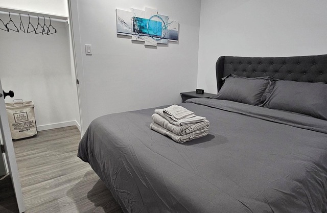 Modern 2BDR Suite near YQR Airport Regina, Full Kitchen, Free Parking & Wi-Fi