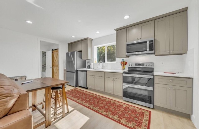 Modern 2BR/2BA Close to Downtown