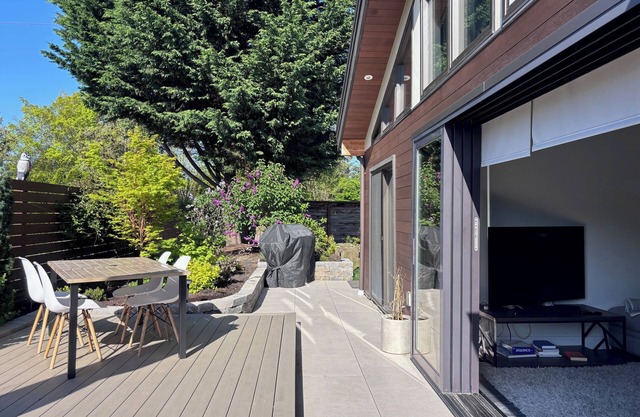 Executive 2 BR West Bellevue - Clyde Hill