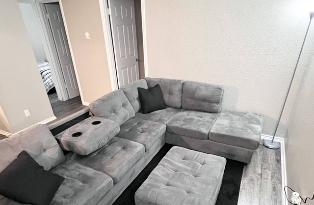 Modern 2BR Apartment close to Universities