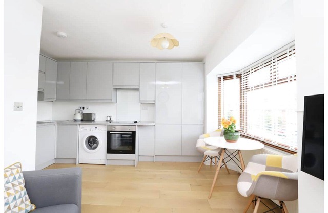 Modern 2BR Apartment in Oxford Free Parking