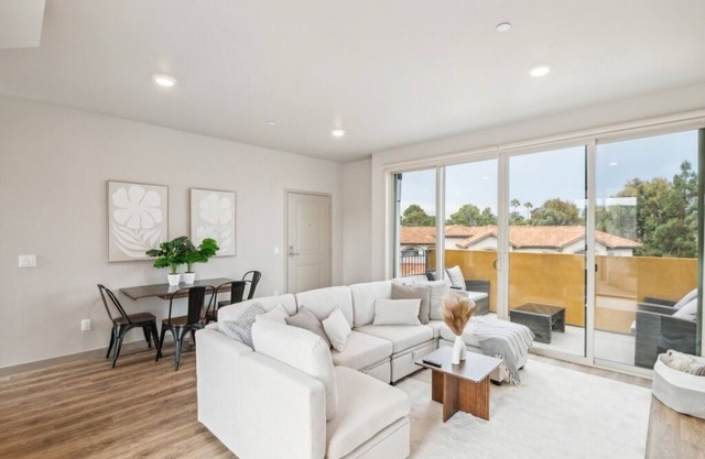 Modern 2BR Apartment with Skyline Views, San Diego