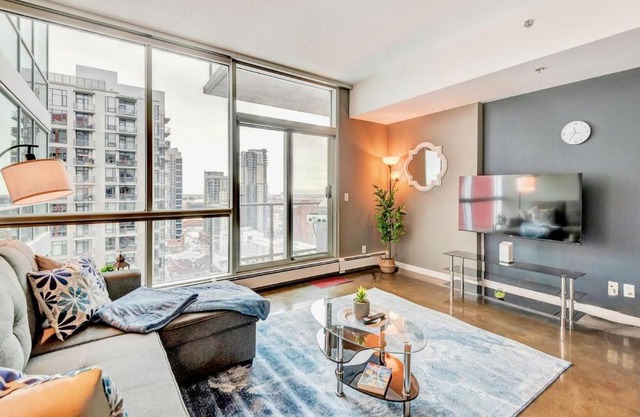 Modern 2BR Condo - King Bed - Downtown City Views