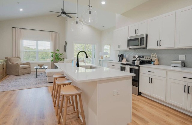 Modern 2BR Condo | *Near LU* | Wi-Fi & Smart TVs