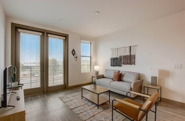 Modern 2BR CozySuites on Town Lake waterfront! 13