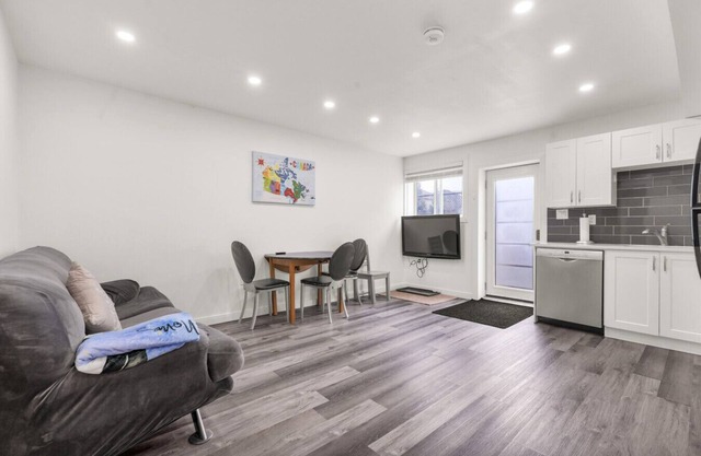 Modern 2BR Duplex 3.0 GBPS internet with Parking