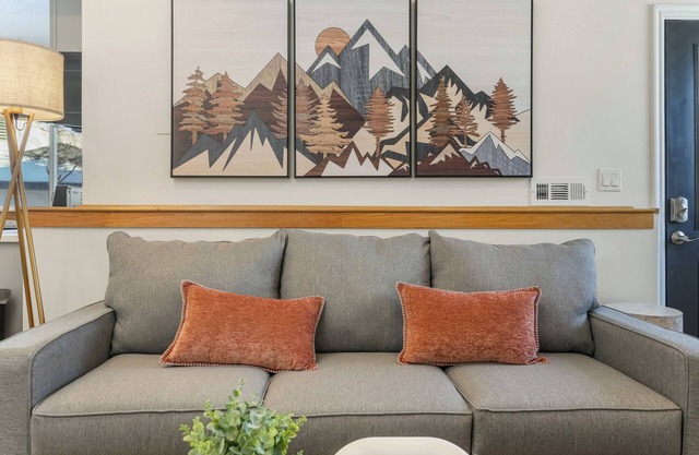 Modern 2BR Escape | Mountain Views & Gully Access