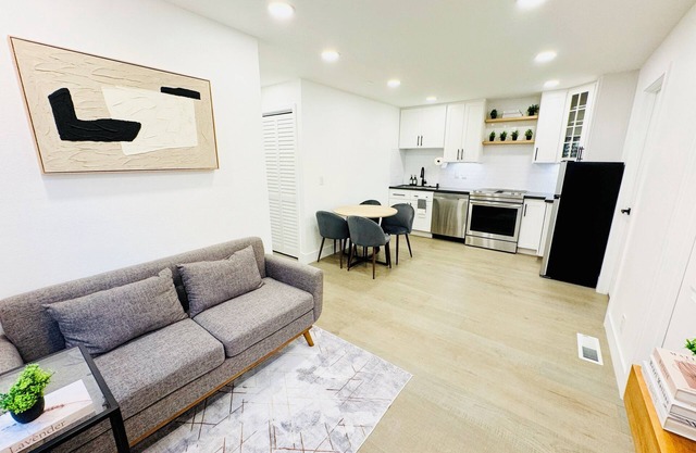 Modern 2BR Guest Suite w/ Kitchen, W&D, AC, Fire Pit, Giga Wifi - 10 mins to SJC