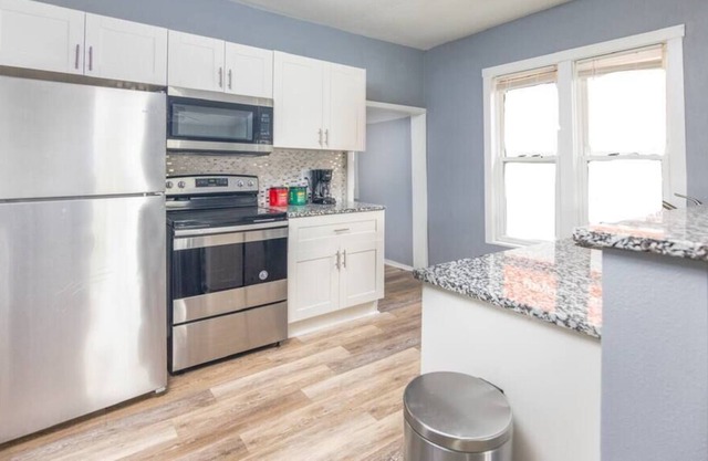 Modern 2BR Home w Free Parking in Valley Junction