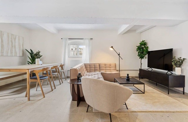 Modern 2BR in Clausen w/ WiFi, Kitchen & Workspace