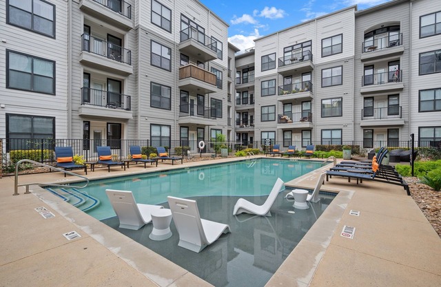 Stylish 2BR Loft | Pool, Gym & Parking in Austin