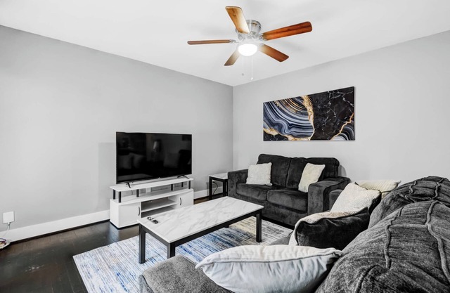 2BD Unique Home in HTX, Gym, Free Parking, NRG