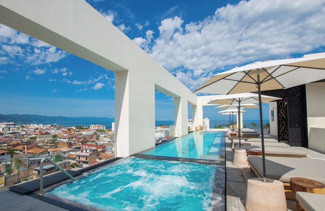 Modern 2BR Near Beach & Boardwalk | Gym & BBQ