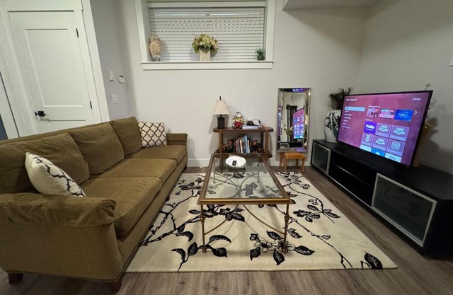 Modern 2BR Suite Near Morgan Creek & White Rock