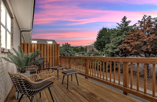 Modern 2BR Townhome King Beds Near Mall GA