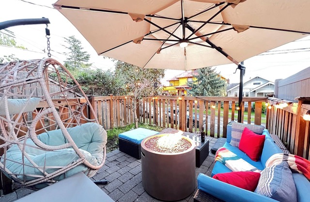 Stylish 2BR Townhome with Fire Pit + BBQ + Pet Friendly Near Downtown Seattle