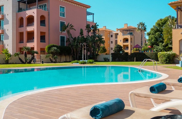 Modern 2BR w/ Pool – Central Vilamoura