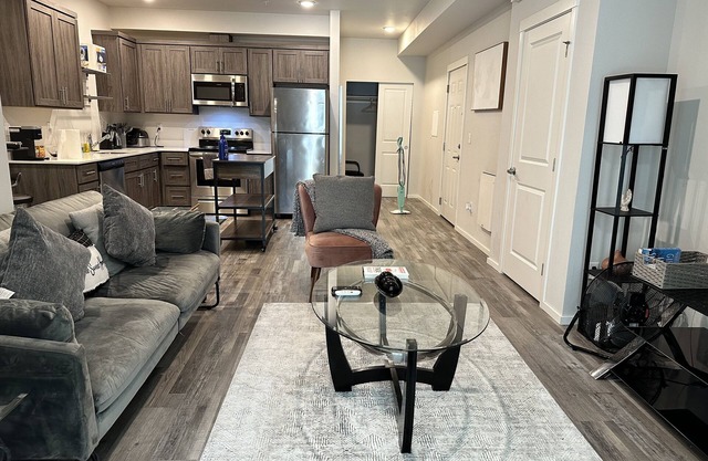 Modern 2nd floor Condo close to Shopping!