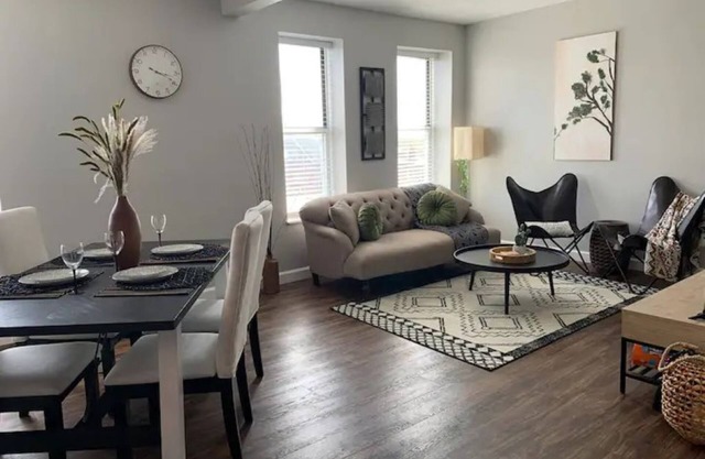 Modern 2nd Floor Duplex Near Arenas, Hospitals, Universities & Major Attractions