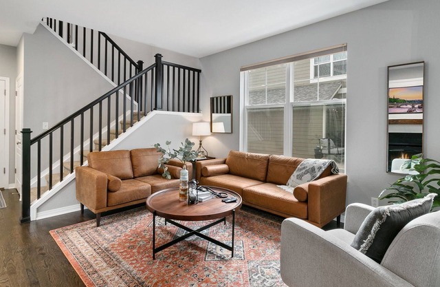 New! Modern, 3 bd, near shops & restaurants