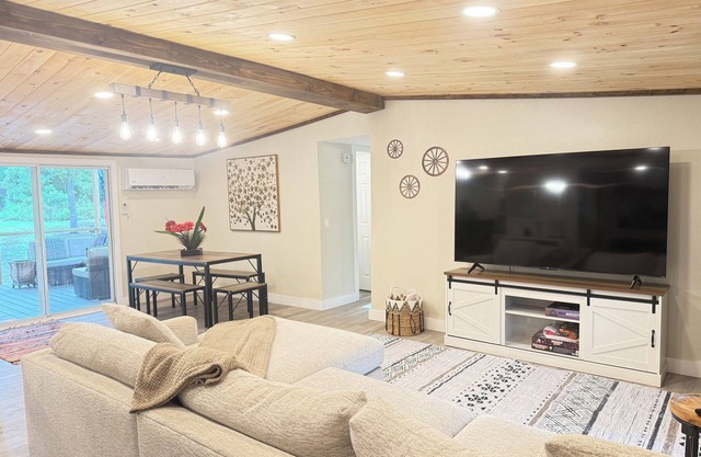 Modern 3 Bdrm Cottage Retreat by the Springs