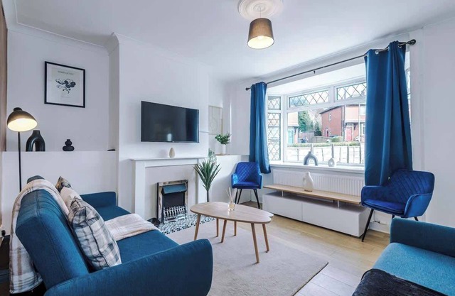 Modern 3-Bed, Ideal for Large Groups, Sleeps 7!