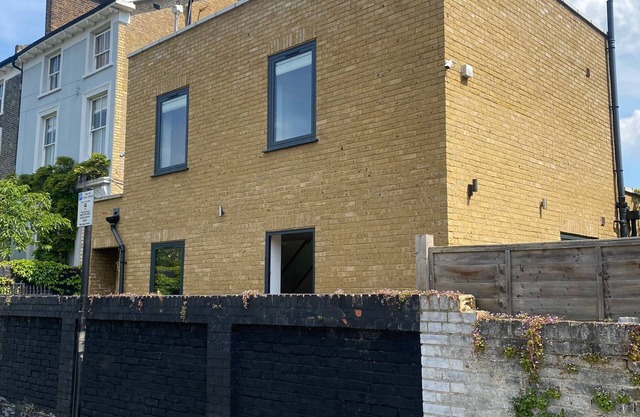 Modern, New Contemporary London House! Near Bus Stop and Train Station!