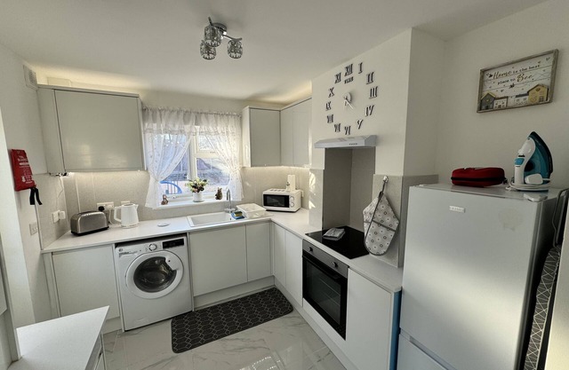 Modern 3-bed Hideaway Near Westgate With Parking