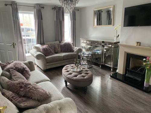 Modern 3-bed home in ideal location with 2 parking spaces