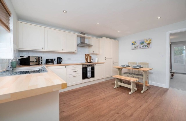 Modern 3 bed w/ parking & garden