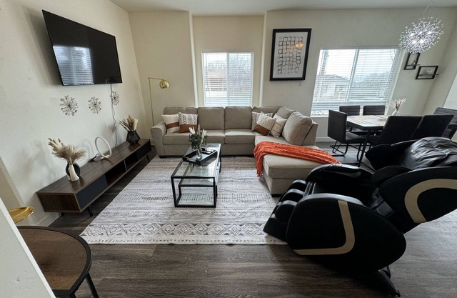 Modern 3 bedroom apartment with massage chair! Minutes to Hill Air Force Base!