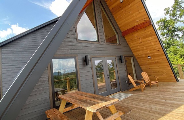 Modern 3-bedroom chalet with Starlink, hot tub, AC in delightful Jasper.