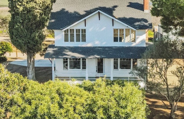 Modern 3 bedroom Historic Reedley Farmhouse with WiFi and AC near National Parks