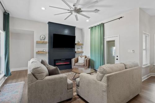 Modern 3 Bedroom Home with Pool