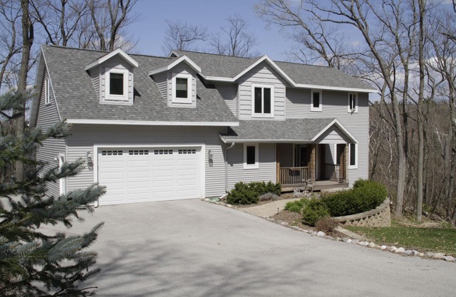 Modernes Haus mit 3 Schlafzimmern in ruhiger Waldlage in unmittelbarer Nähe des Elkhart Lake, Wisconsin