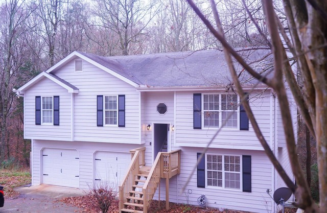 Modern 3 Bedroom Home w Theater Room & Laundry Area: Your Ultimate Comfort Zone