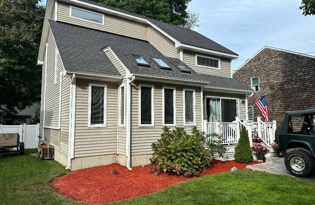 Modern 3-bedroom house in beautiful and historic Bristol, RI. WiFi, AC.